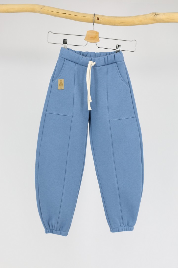 Spodnie dresowe dziecięce balloon – błękitne - widok z przodu